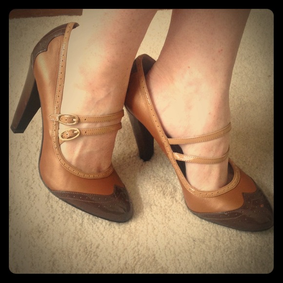 Camel and Gold BCBG Pumps w Detailed Cutouts