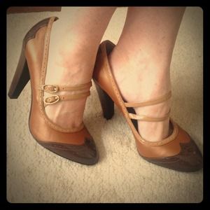 Camel and Gold BCBG Pumps w Detailed Cutouts