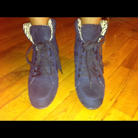 Navy blue shoe wedge