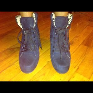 Navy blue shoe wedge