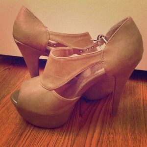 Tan high heels 👠👠👠