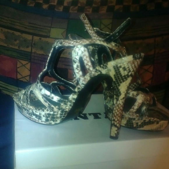 BCBG generation Heels - Picture 2 of 2