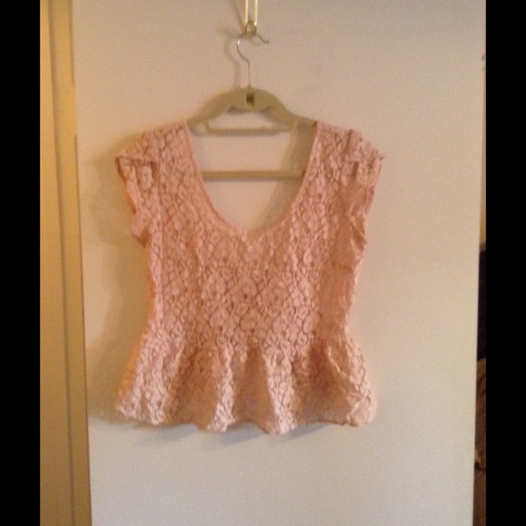 💢SOLD💢. Light pink lace top
