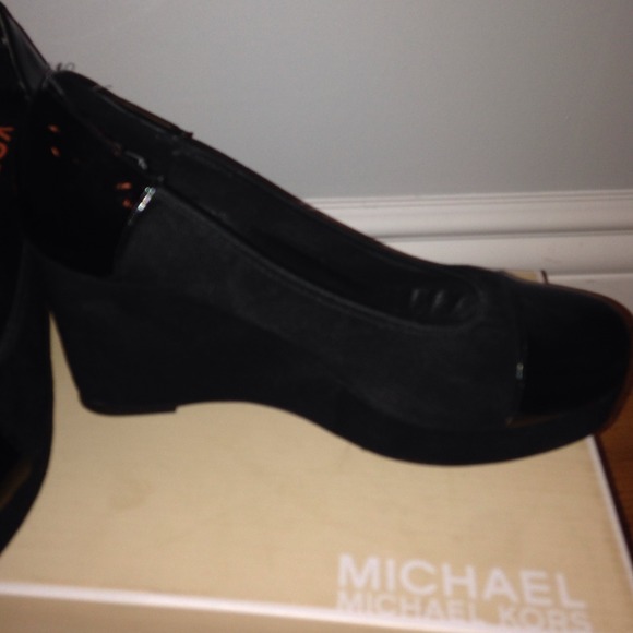 MICHAEL KORS WEDGE HEEL - Picture 2 of 2
