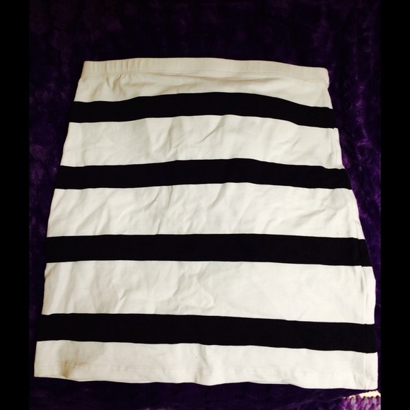 Black and white striped body on skirt - Picture 1 of 1