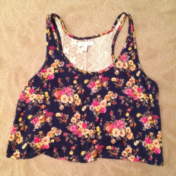 Floral crop top from Delia's with lace back!!🌸