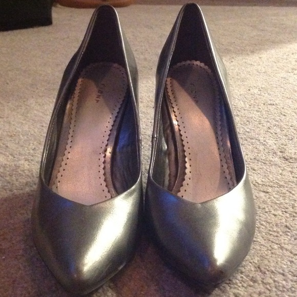 Fioni 4" silver pointed-toe pumps