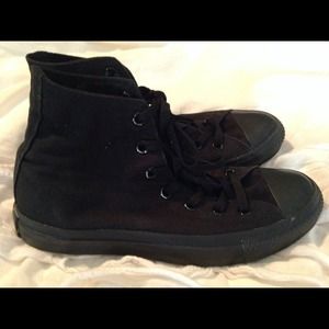 Black out converse!
