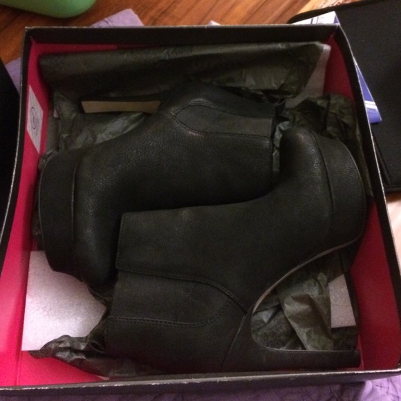 Vince camuto size 6.5 brand new $100!!!