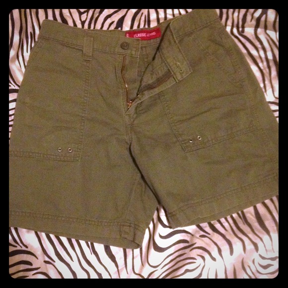 14$ if bundle! Army color shorts by Levi's!