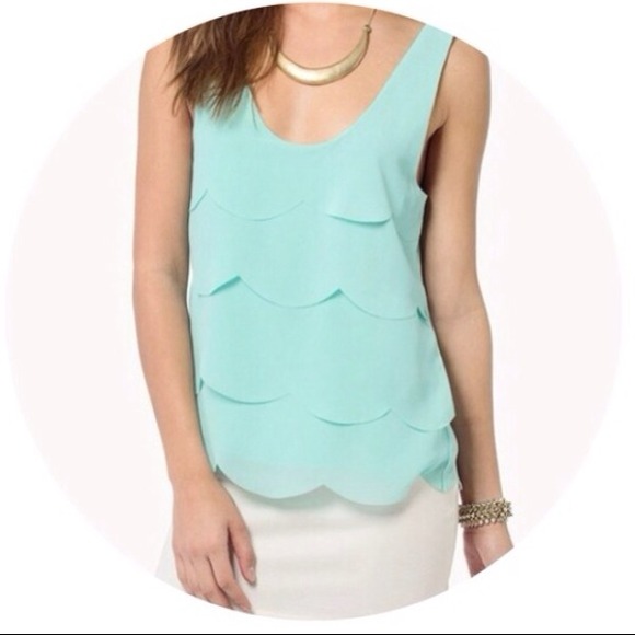 Sold in Bundleπ2xHost pick! π Tobi scalloped top - Picture 3 of 4