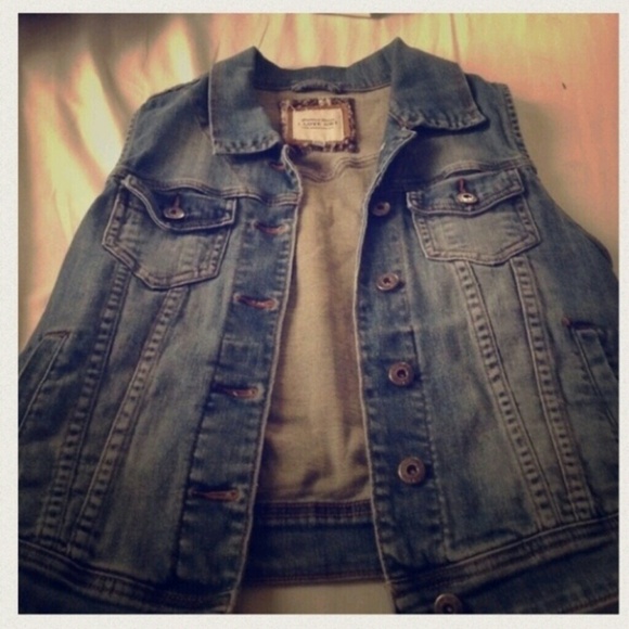 Light denim sleeveless jean jacket