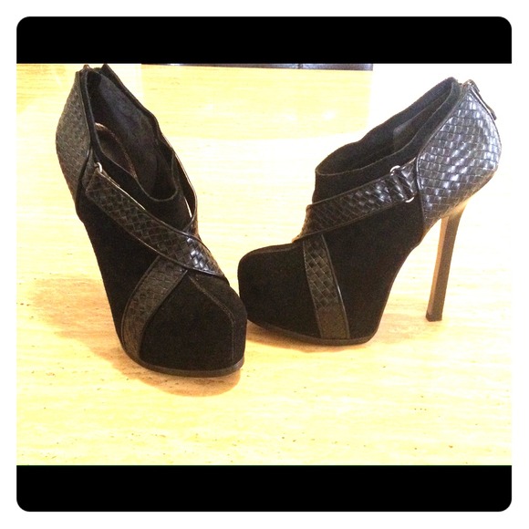 Bebe black pumps