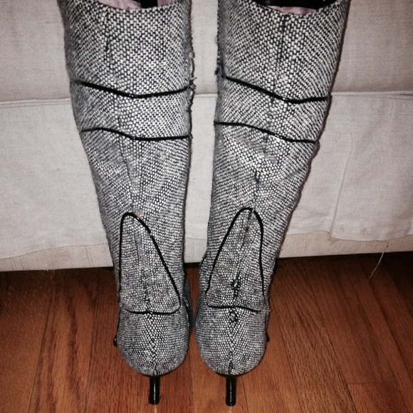 Fabulous Nine West Herringbone Weave Boots, size 6 - Picture 3 of 4