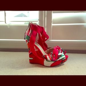 🌸🌷Red floral print wedges, ripe for summer🌻🌹