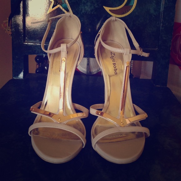 ☀️reduced!☀️Beige/Nude & Gold plated heels