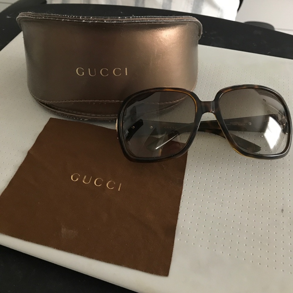 Gucci sunglass