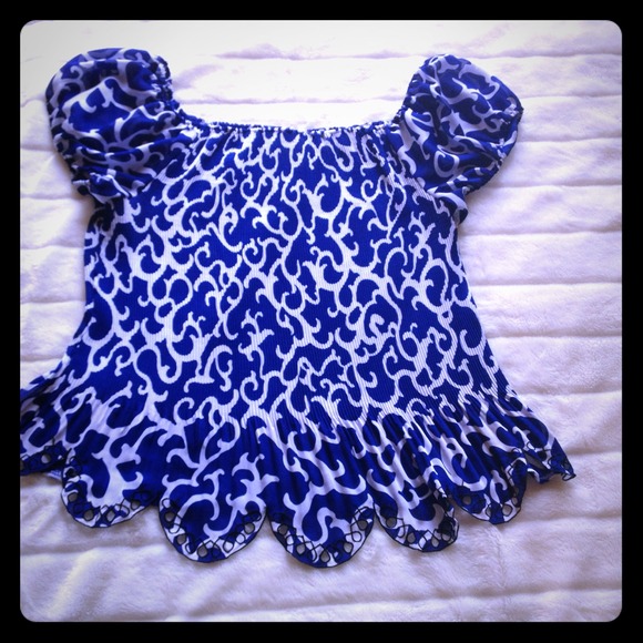 Short sleeved ribbed blue and white shirt