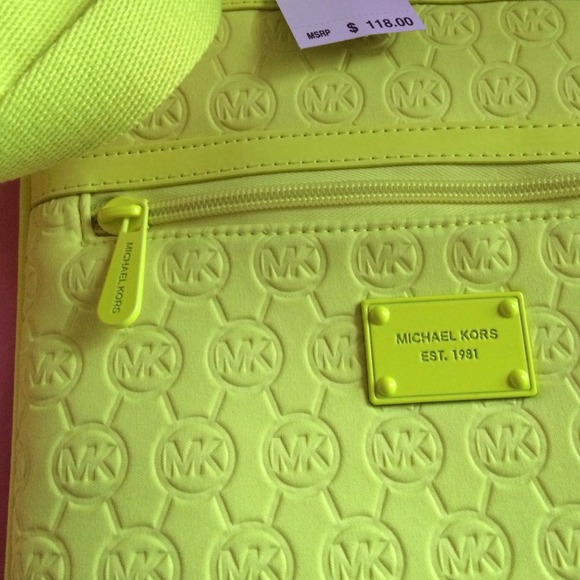 ✨Sold out✨Michael kors cross body bag neon yellow - Picture 2 of 4