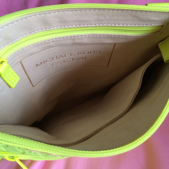 ✨Sold out✨Michael kors cross body bag neon yellow - Picture 3 of 4
