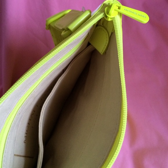 ✨Sold out✨Michael kors cross body bag neon yellow - Picture 4 of 4