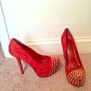 Sexy heels with gold accents!! Make me an offer😁