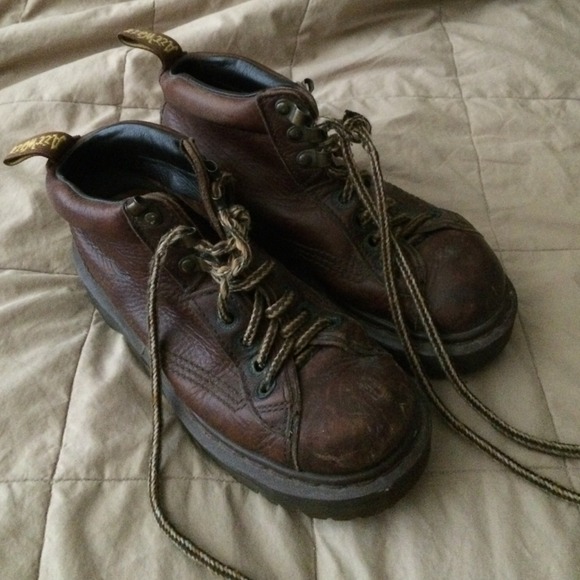 ⭐️⭐️CLOSETCLEAROUT!!⭐️⭐️Brown Doc Marten's Boots