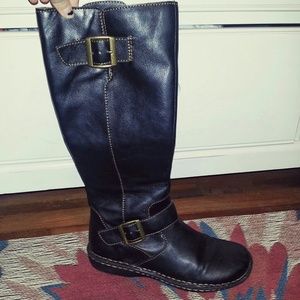 Leather boots with buckles on the sides