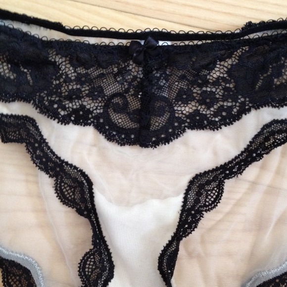 VS black and white lace set - Picture 3 of 3