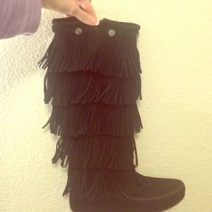 NWOT AUTHENTIC Black Minnetonka Moccasin Boots!