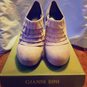 Size: 6.5 Gianni Bini suede ankle booties.