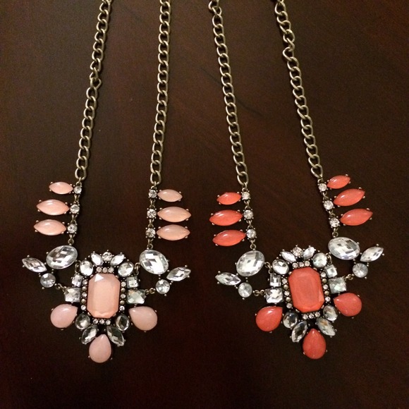 Crystal and acrylic statement necklace - Picture 2 of 4