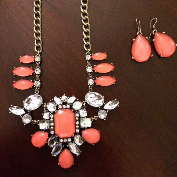 Crystal and acrylic statement necklace - Picture 3 of 4