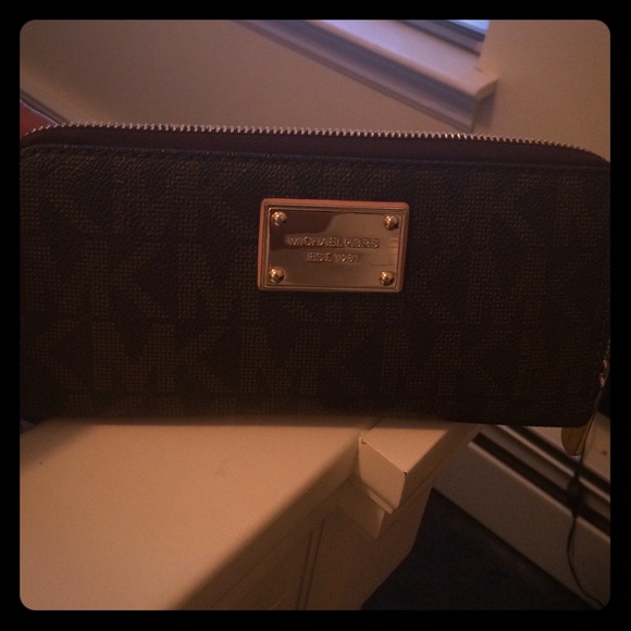 Michael Kors signature MK wallet