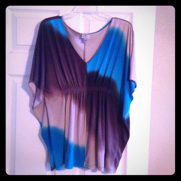 Beautiful tri color top!
