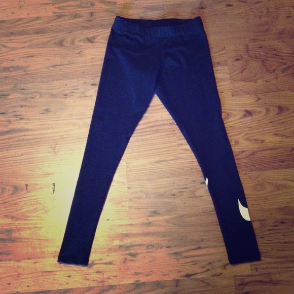 Hold!!!Nwot! Nike black swoosh leggings!
