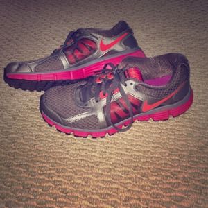 NIKE DUAL FUSION ST2! Barely worn great shoes!