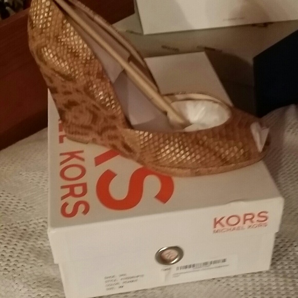 Open toe wedges (peanut color) MK
