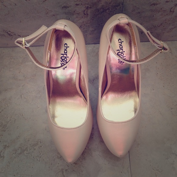 ✨NWOT Super hot nude heels✨