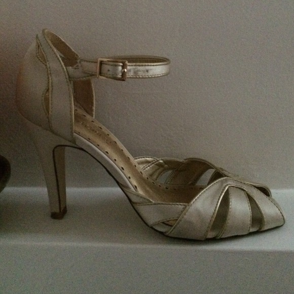 BCBG dress shoes - Picture 3 of 4