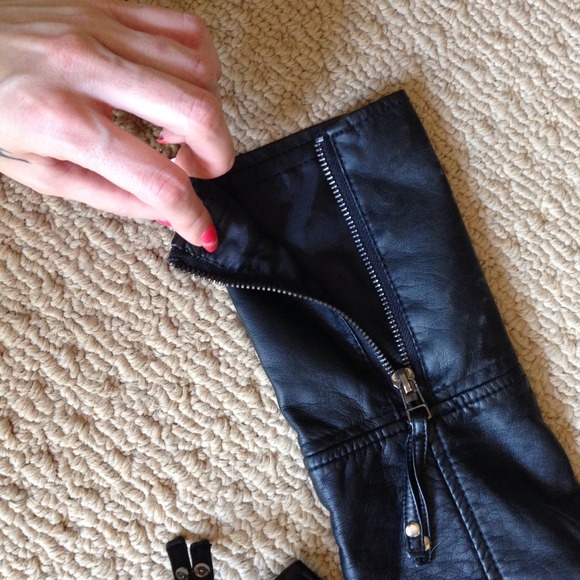 *SOLD* Black Faux Leather Jacket Zippers on sleeve - Picture 4 of 4