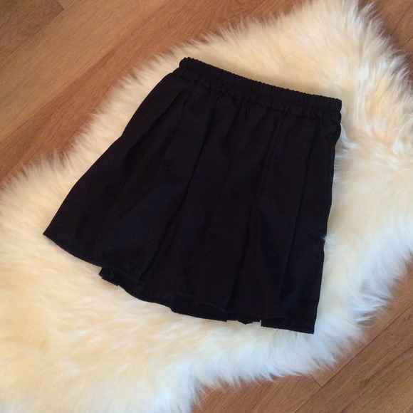 🚨🚨 SOLD Brandy Melville black mini skirt