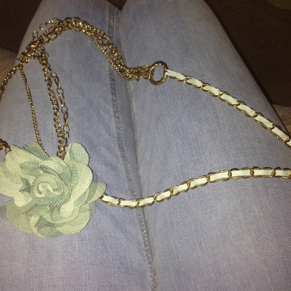 Cute necklace with flower - Picture 1 of 1