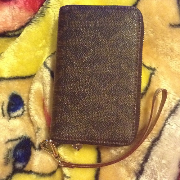 ❌SOLD❌ Michael Kors Wristlet - Picture 2 of 3
