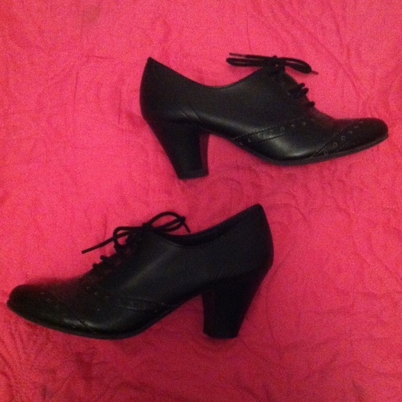 Black tie sweet heart shoes ❤❤