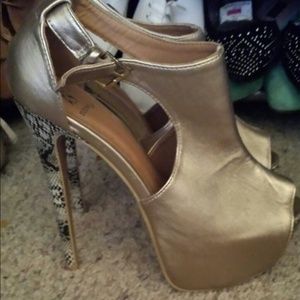 Gold w/ snake print shoedazzle Martha heels