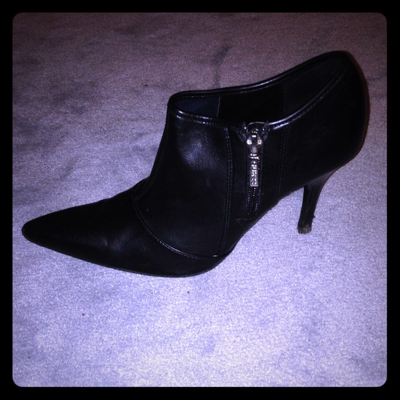 CHEAP PRICE Guess leather black boots with heels