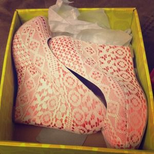 GREAT LACE WEDGES