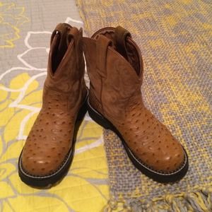 ⭐️BUNDLE! Ariat boots and Tommy shorts $48