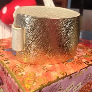 ⛔️TRADED⛔️Cream gold plated wristlet w double snap